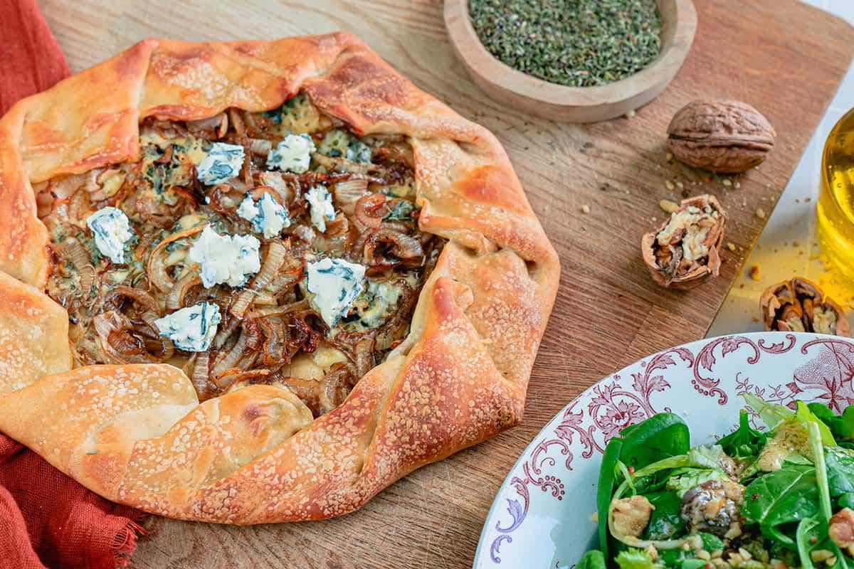Tarte Fine Oignons caramélisés & Roquefort - Recette - Les Commis